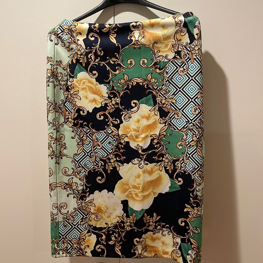 Pencil skirt with slit at back - floral design